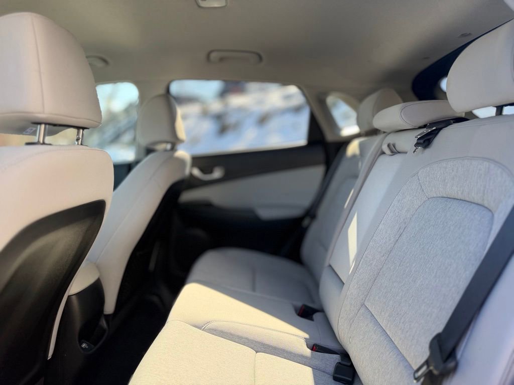 Used 2023 Hyundai Kona SE image 21