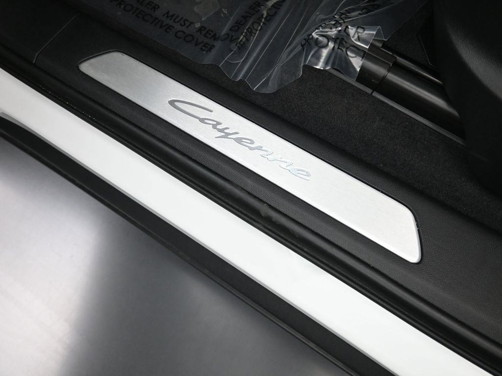 Certified 2025 Porsche Cayenne E-Hybrid w/ Premium Package Plus image 28