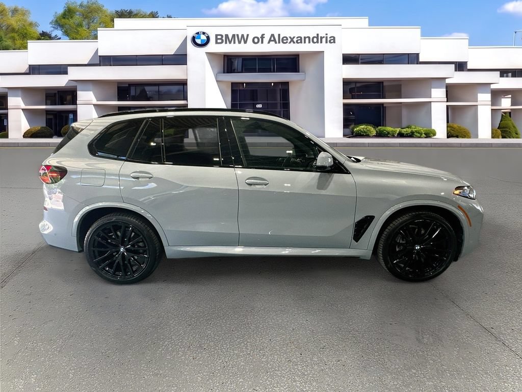 Used 2025 BMW X5 xDrive40i w/ M Sport Package AWD/4WD image 4