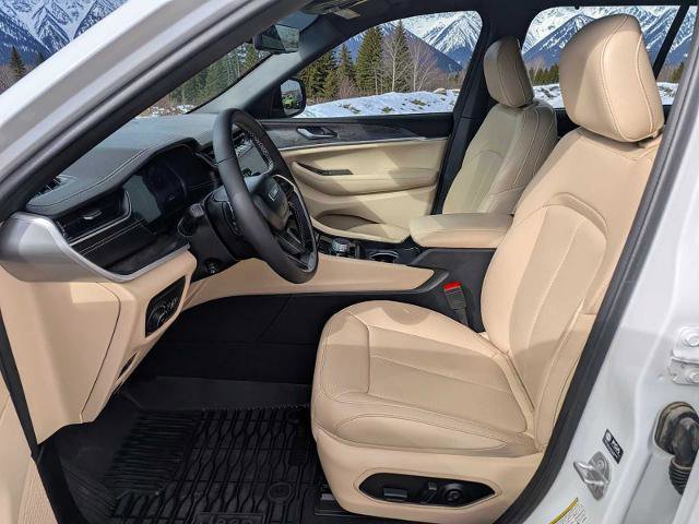 Used 2025 Jeep Grand Cherokee Limited w/ Luxury Tech Group II image 14