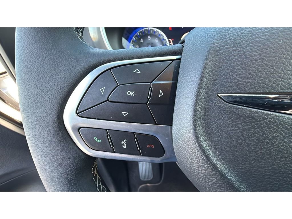 Used 2025 Chrysler Pacifica Select image 23