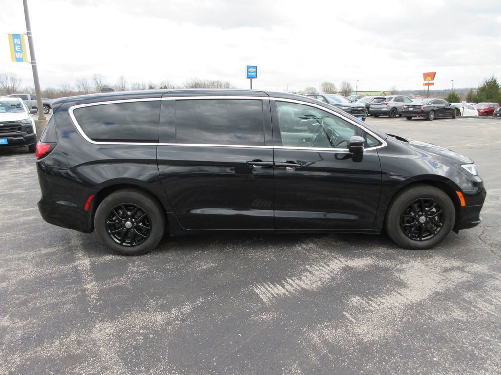 Used 2023 Chrysler Pacifica Touring-L image 6