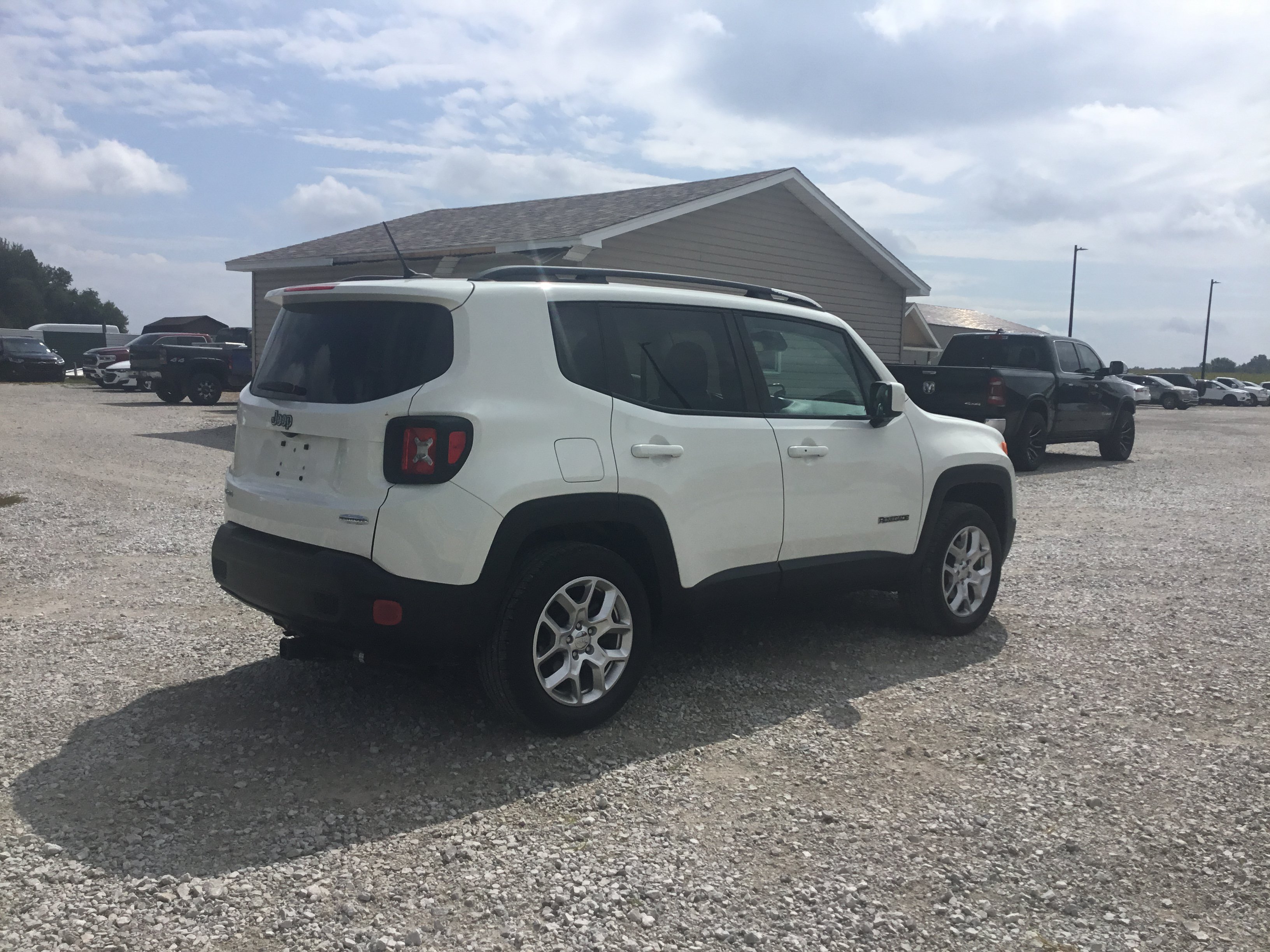 Used 2017 Jeep Renegade Latitude AWD/4WD image 3