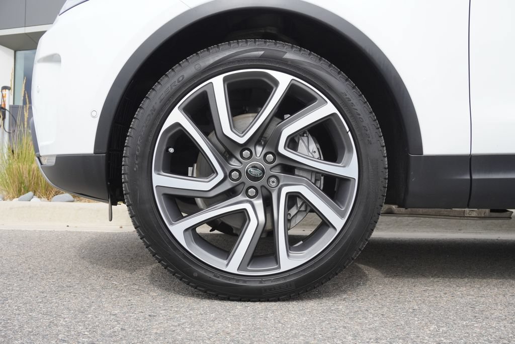 Used 2025 Land Rover Discovery S AWD/4WD image 32
