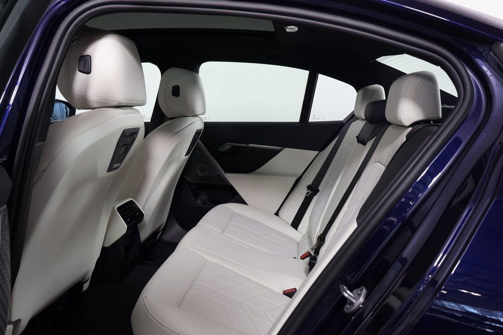 New 2026 BMW i5 eDrive40 w/ M Sport Package RWD image 6