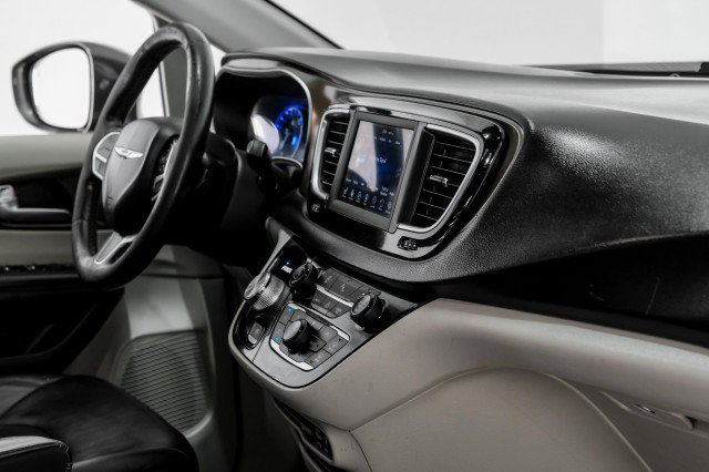 Used 2019 Chrysler Pacifica Touring-L FWD image 23