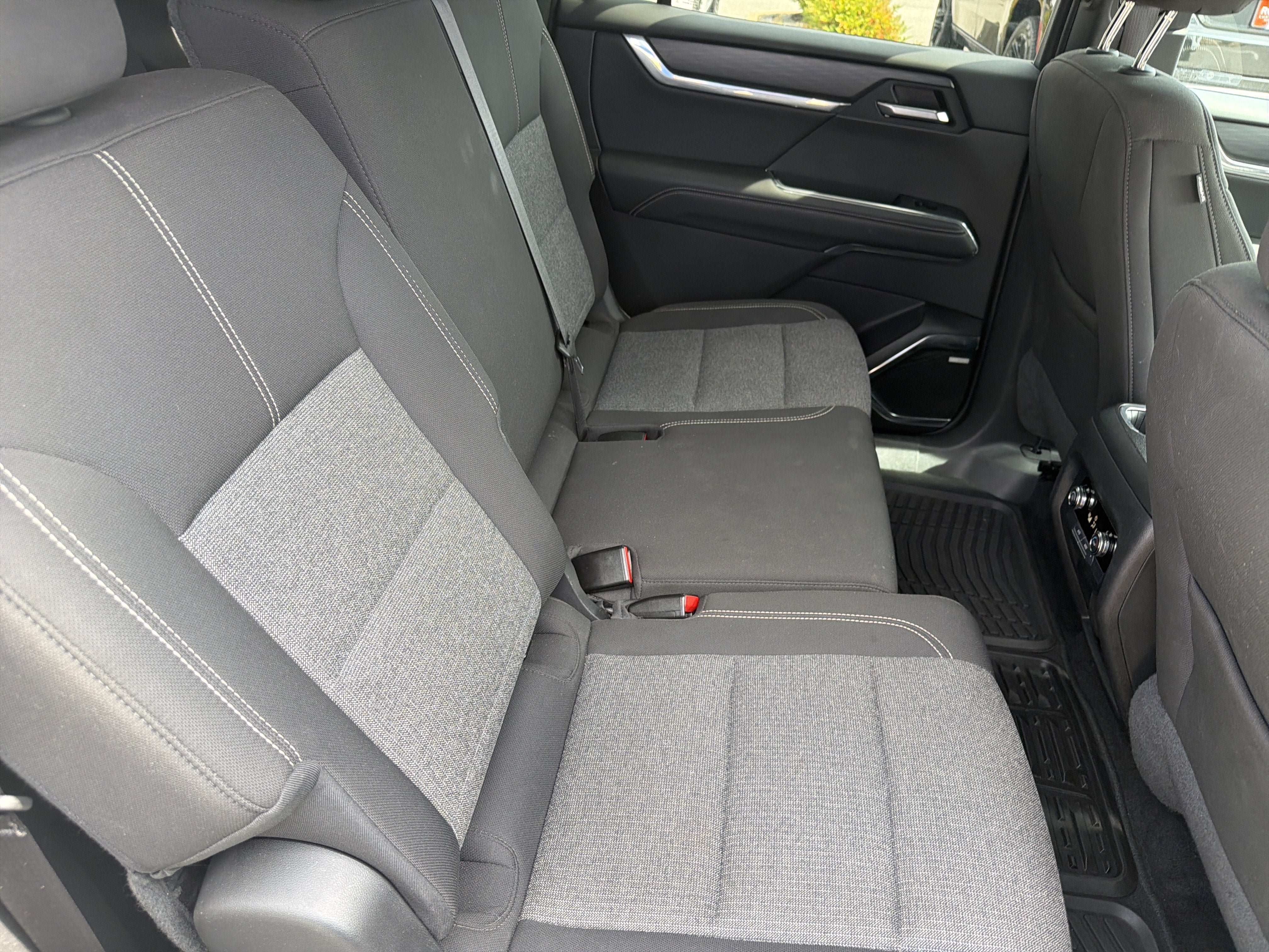 Used 2025 GMC Acadia Elevation FWD image 25