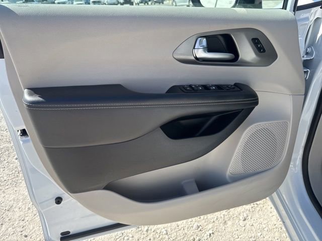 Used 2024 Chrysler Pacifica Touring-L image 21