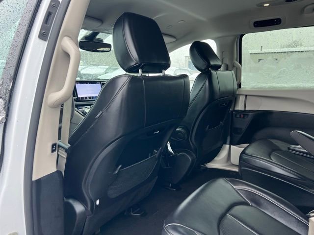 Used 2024 Chrysler Pacifica Select image 11