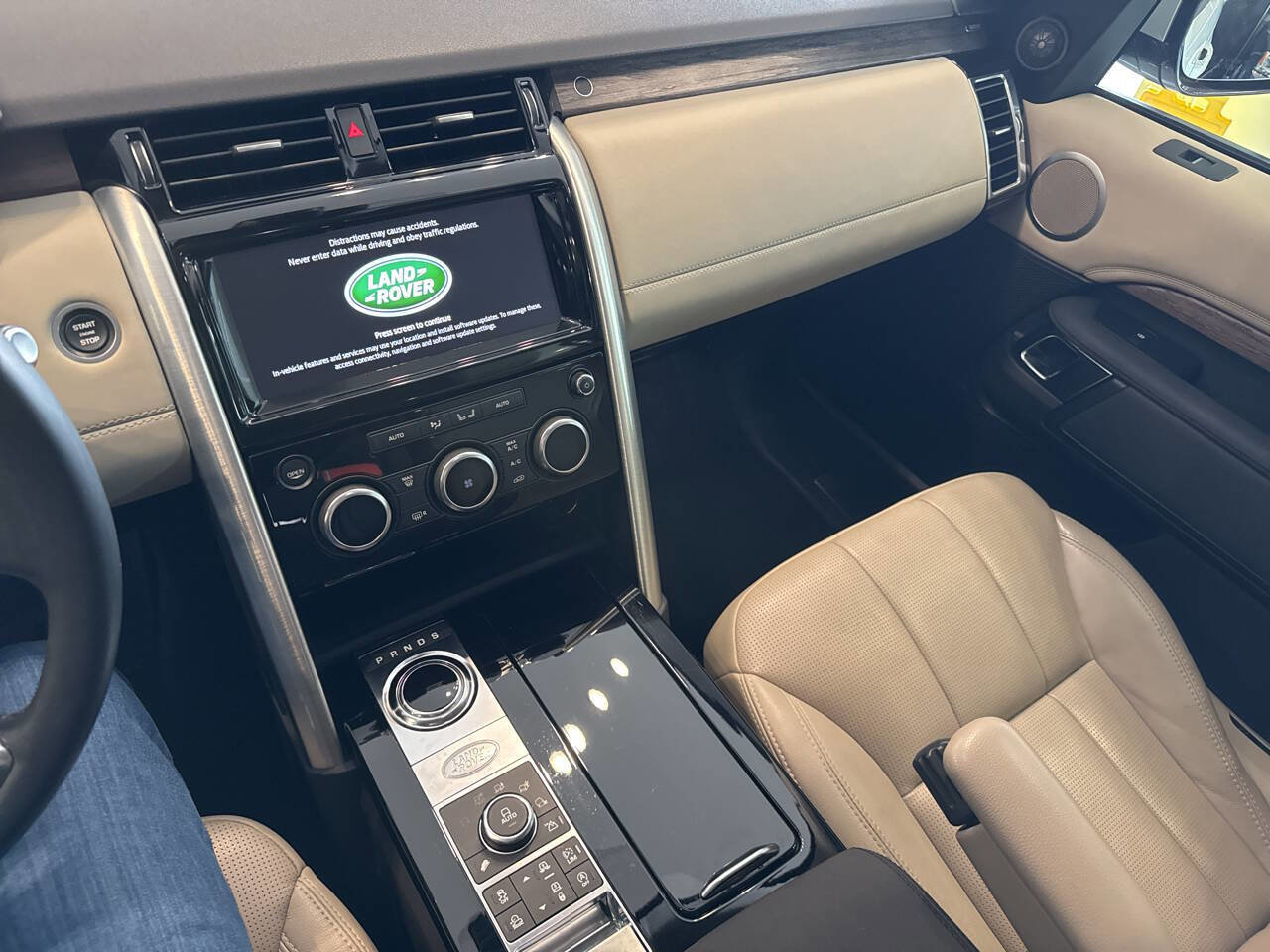 Used 2017 Land Rover Discovery HSE image 41