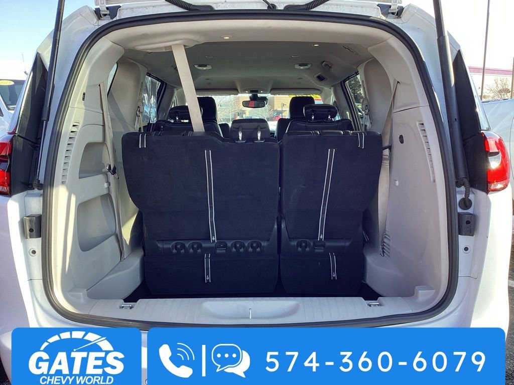 Used 2024 Chrysler Pacifica Touring-L image 10
