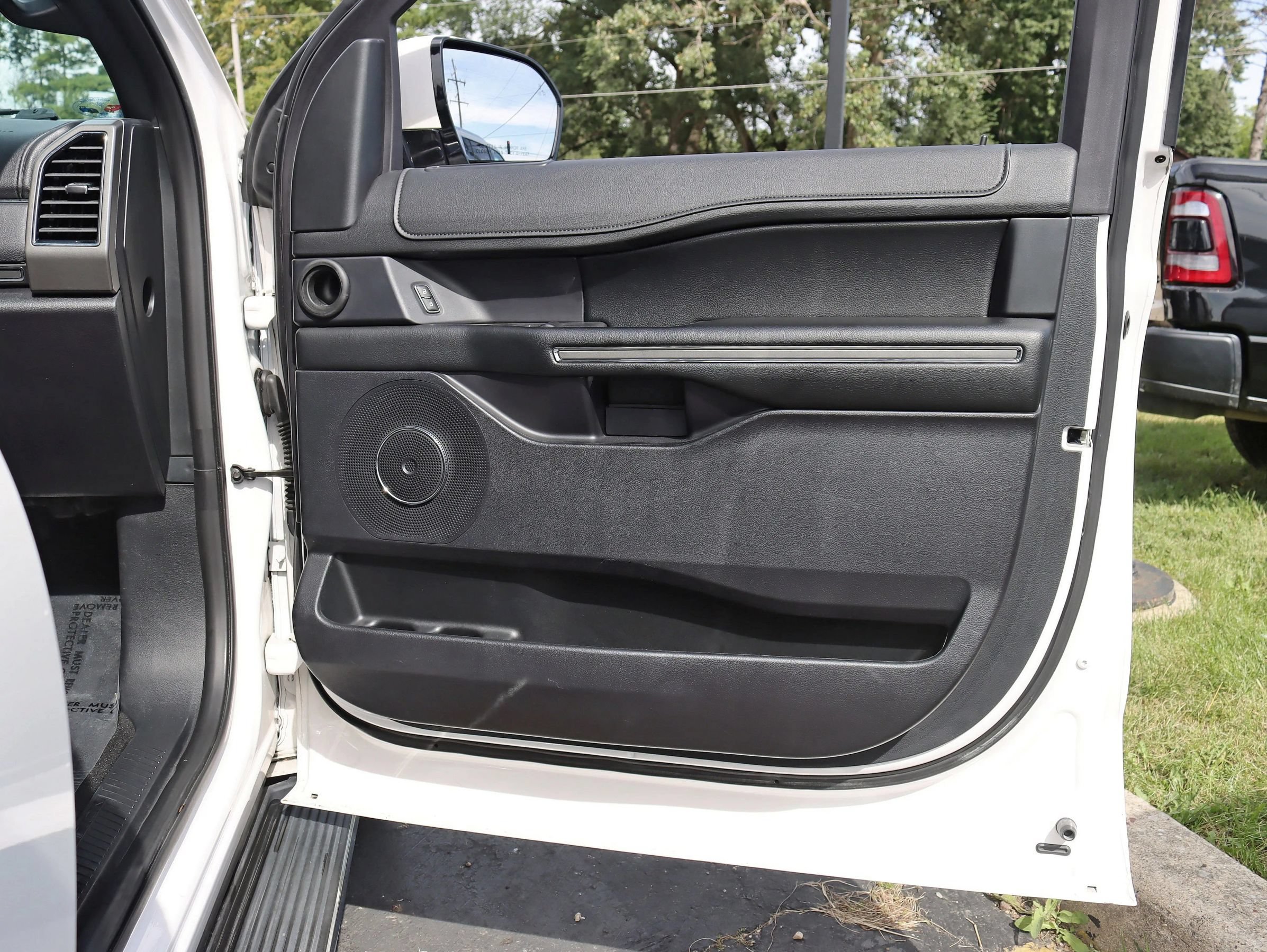 Used 2019 Ford Expedition XLT w/ Equipment Group 202A AWD/4WD image 36