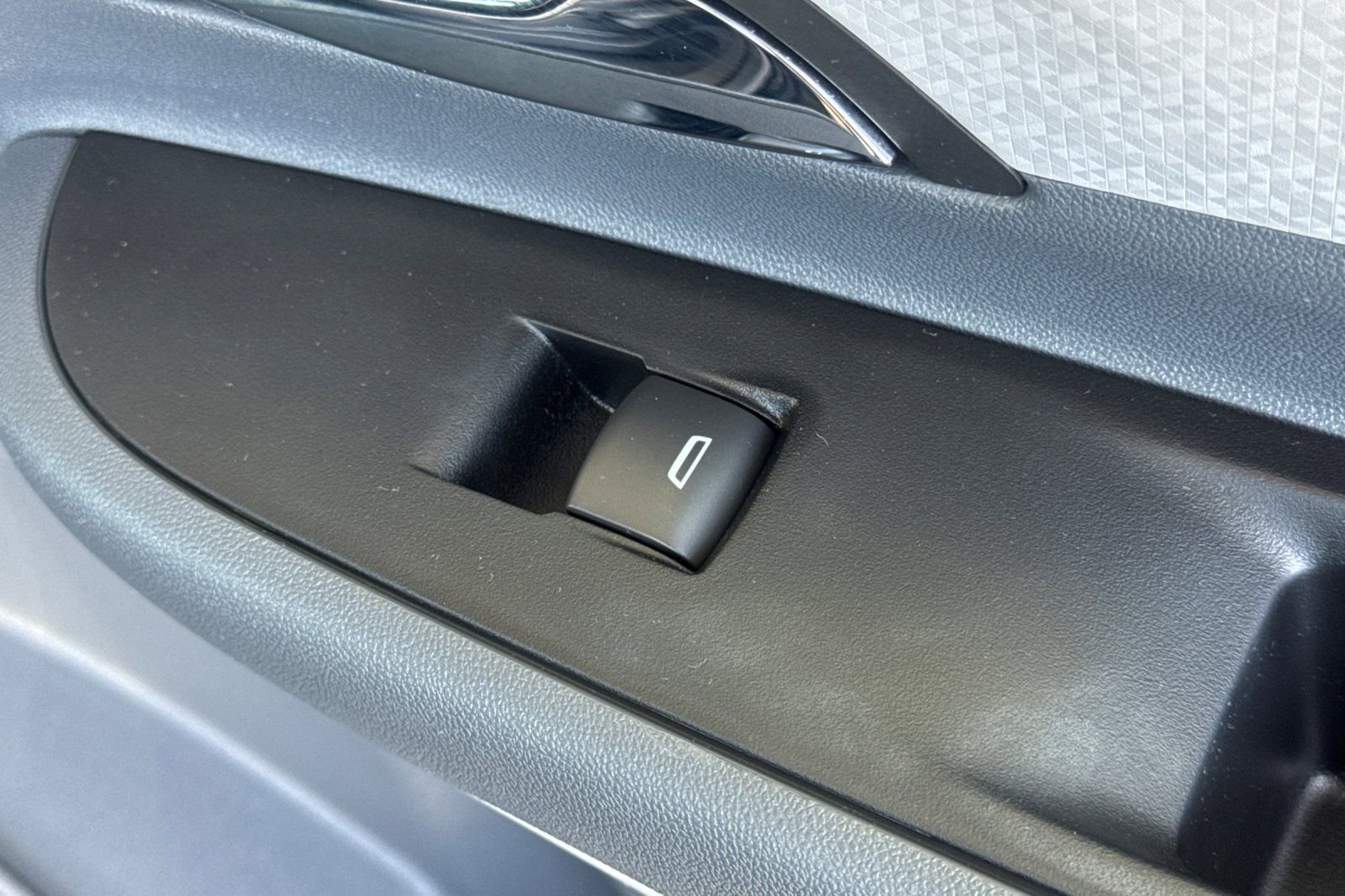 Used 2017 Chevrolet Bolt LT FWD image 23