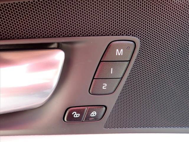 Used 2021 Volvo XC60 T5 Momentum w/ Protection Package Premier image 17