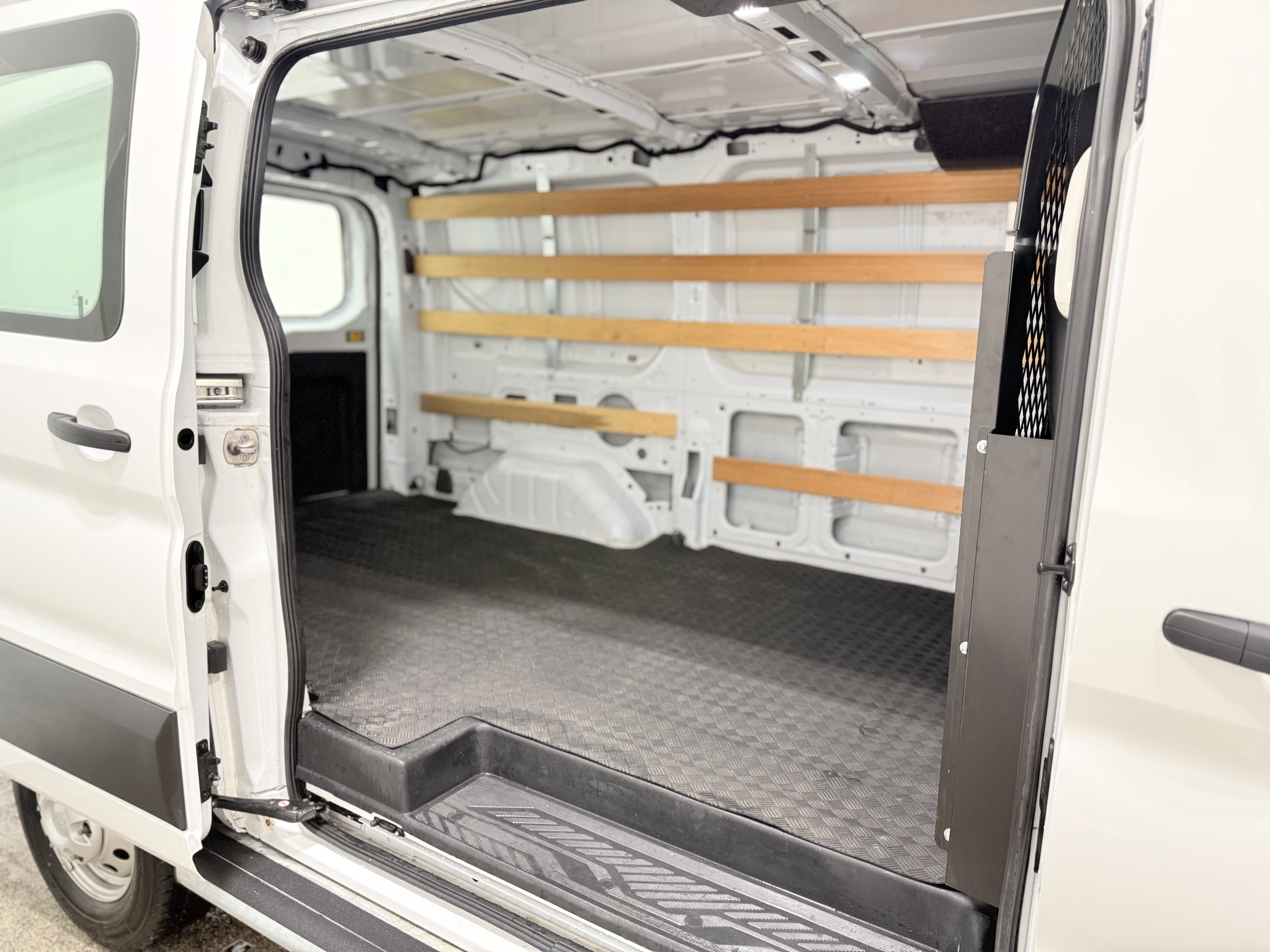 Used 2024 Ford Transit 250 Low Roof AWD w/ Exterior Upgrade Package image 9