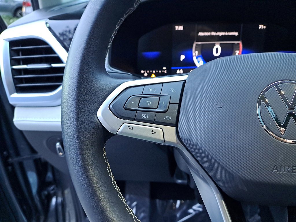 Certified 2025 Volkswagen Taos SE w/ Panoramic Sunroof Package image 11