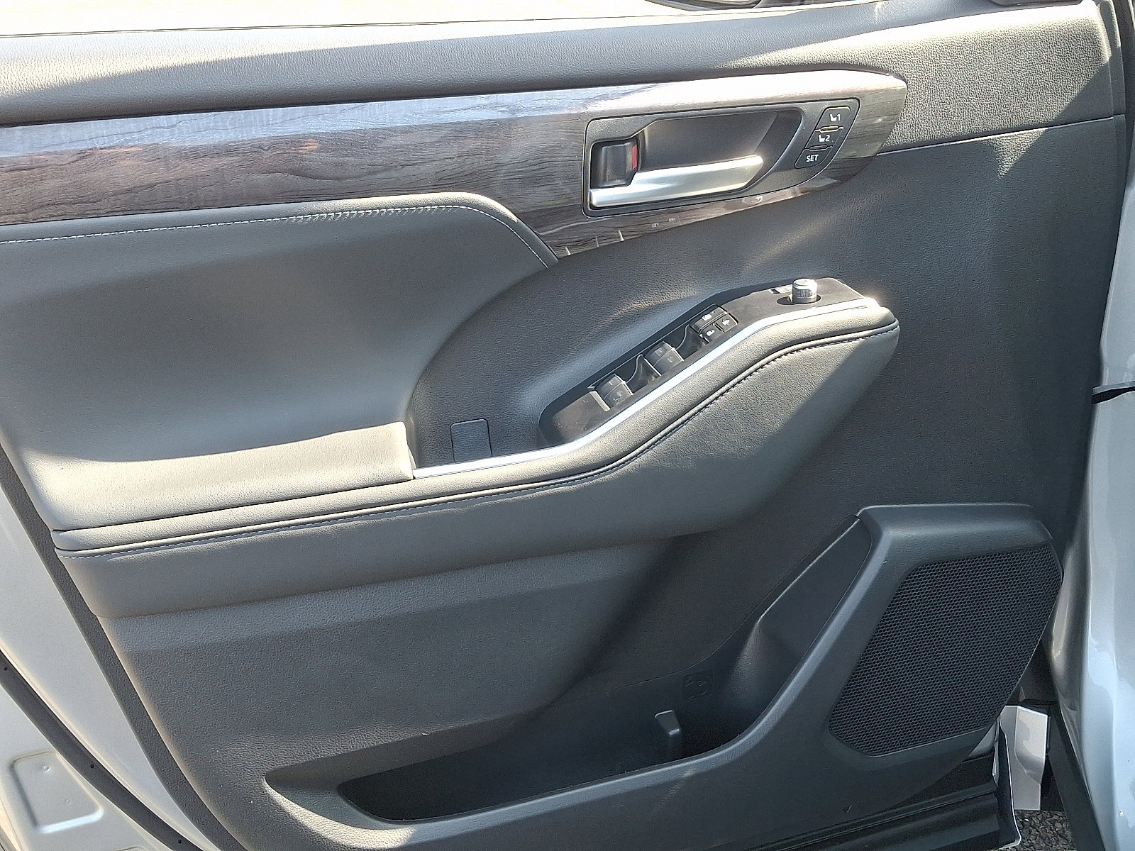 New 2025 Toyota Highlander Platinum image 10