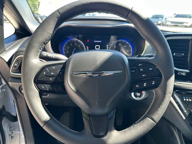 Used 2025 Chrysler Pacifica Limited AWD/4WD image 31