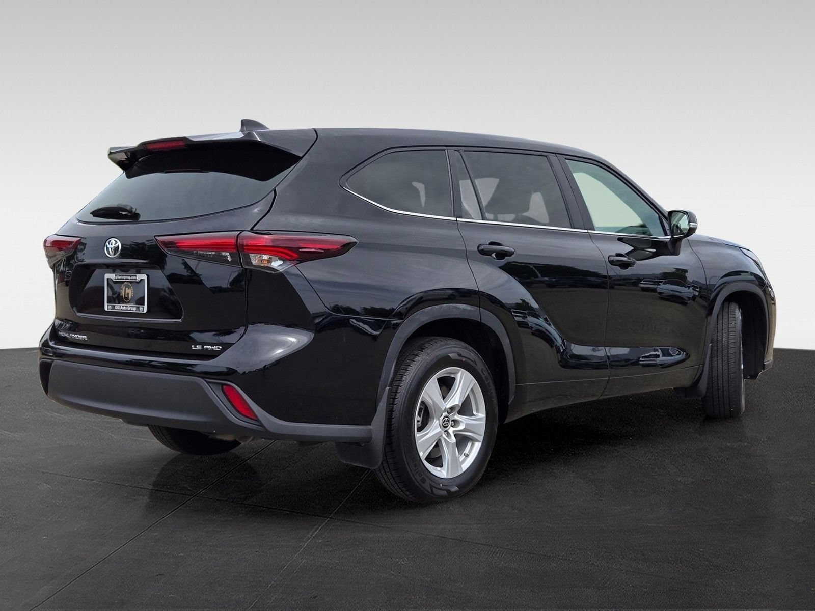 Used 2024 Toyota Highlander LE AWD/4WD image 5