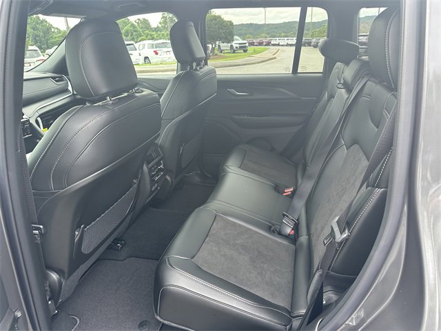 New 2025 Jeep Grand Cherokee Altitude image 19