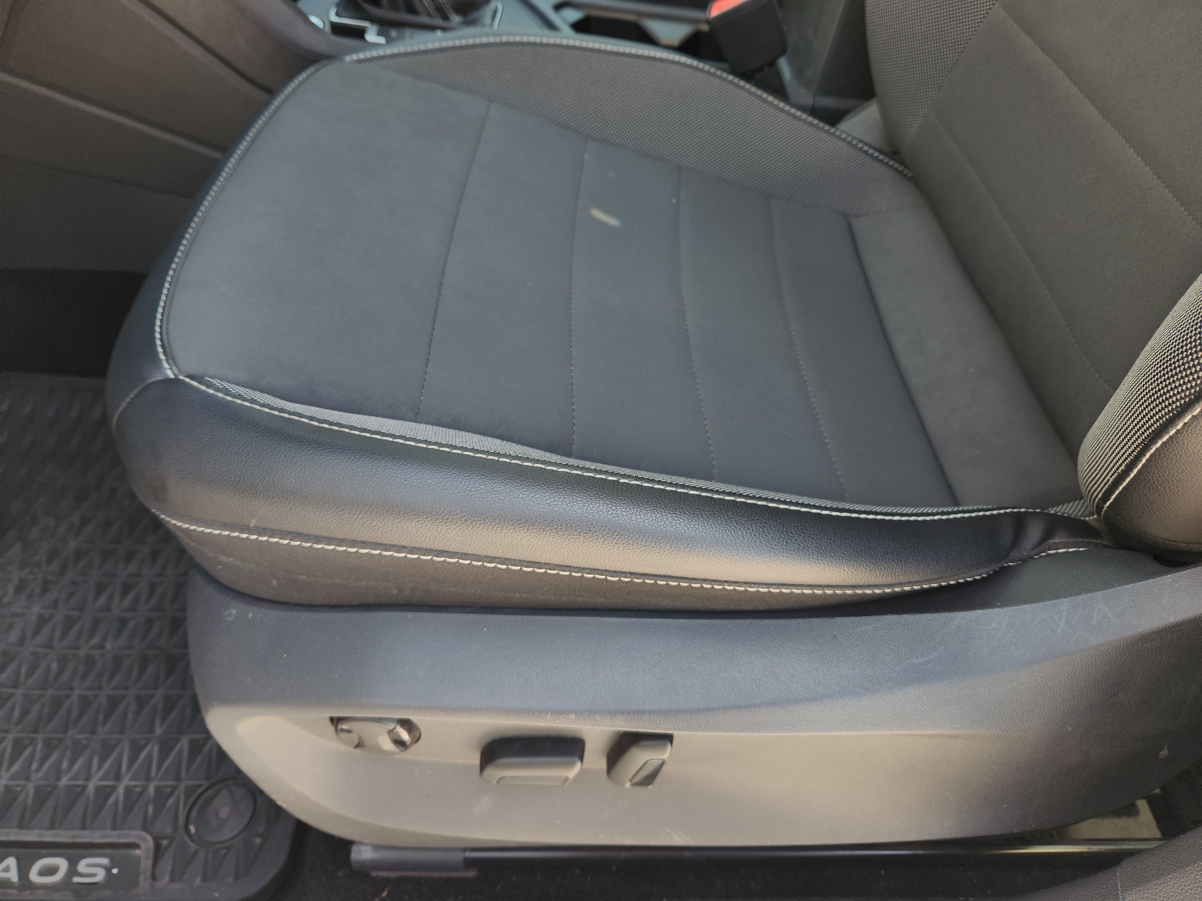 Used 2022 Volkswagen Taos SE w/ Panoramic Sunroof Package FWD image 27