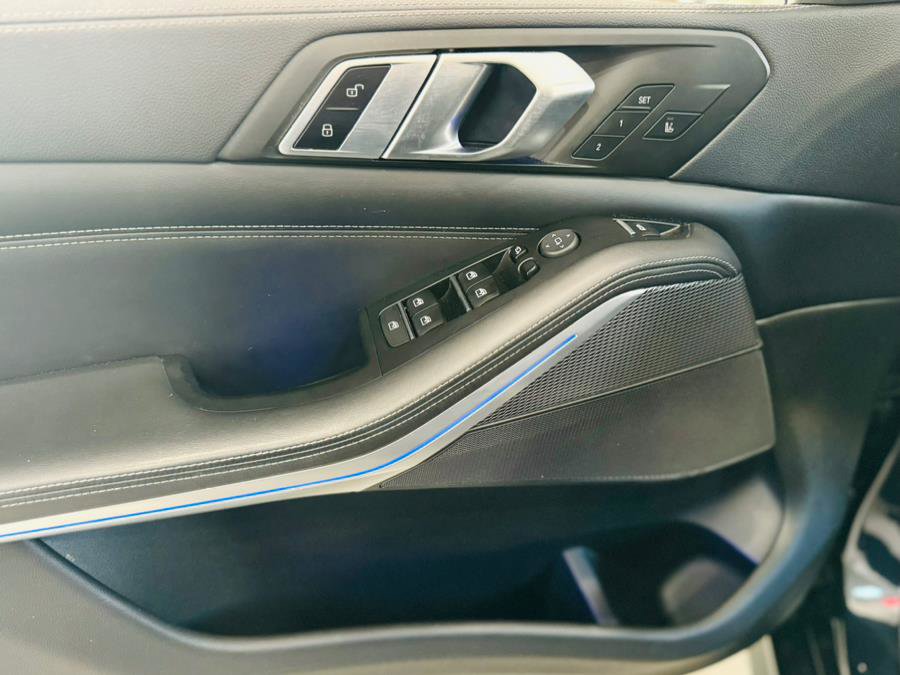 Used 2022 BMW X5 sDrive40i w/ M Sport Package image 12