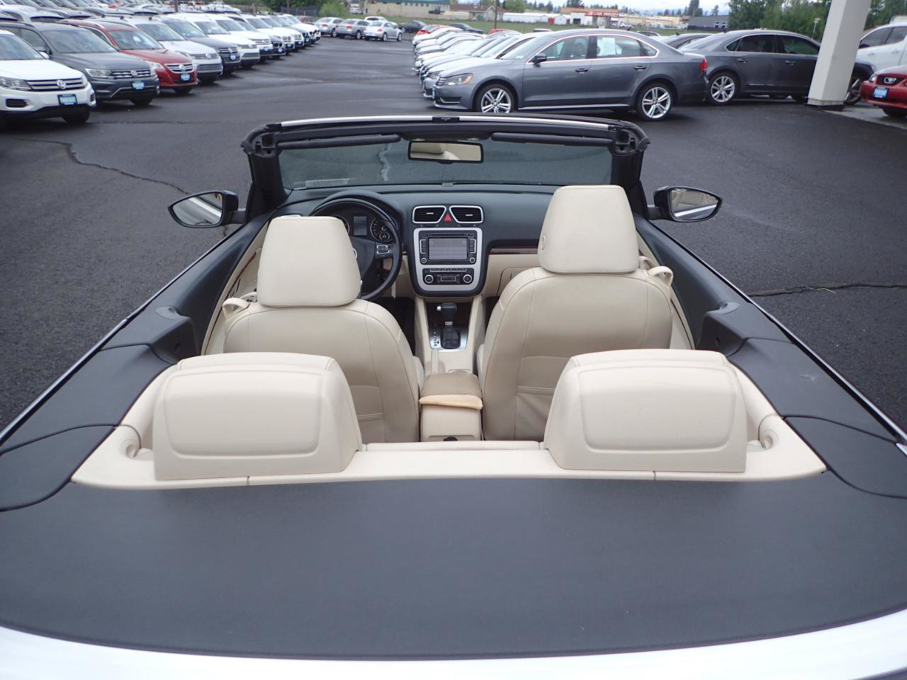 Used 2010 Volkswagen Eos Lux FWD image 12