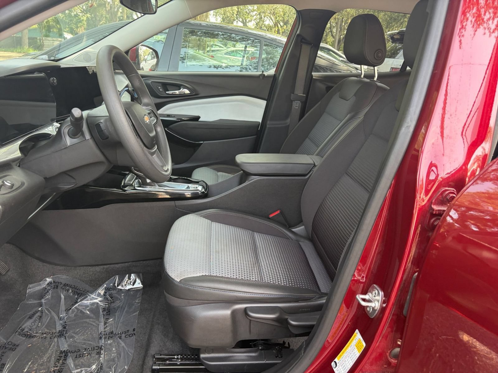 Used 2025 Chevrolet Trax LT FWD image 25