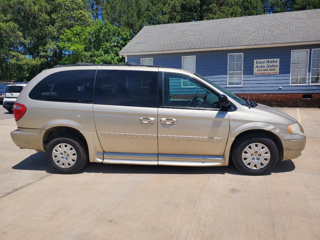 Used 2005 Chrysler Town & Country LX w/ Popular Equipment Group II FWD image 4