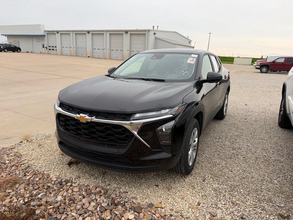 Used 2026 Chevrolet Trax LS FWD image 2