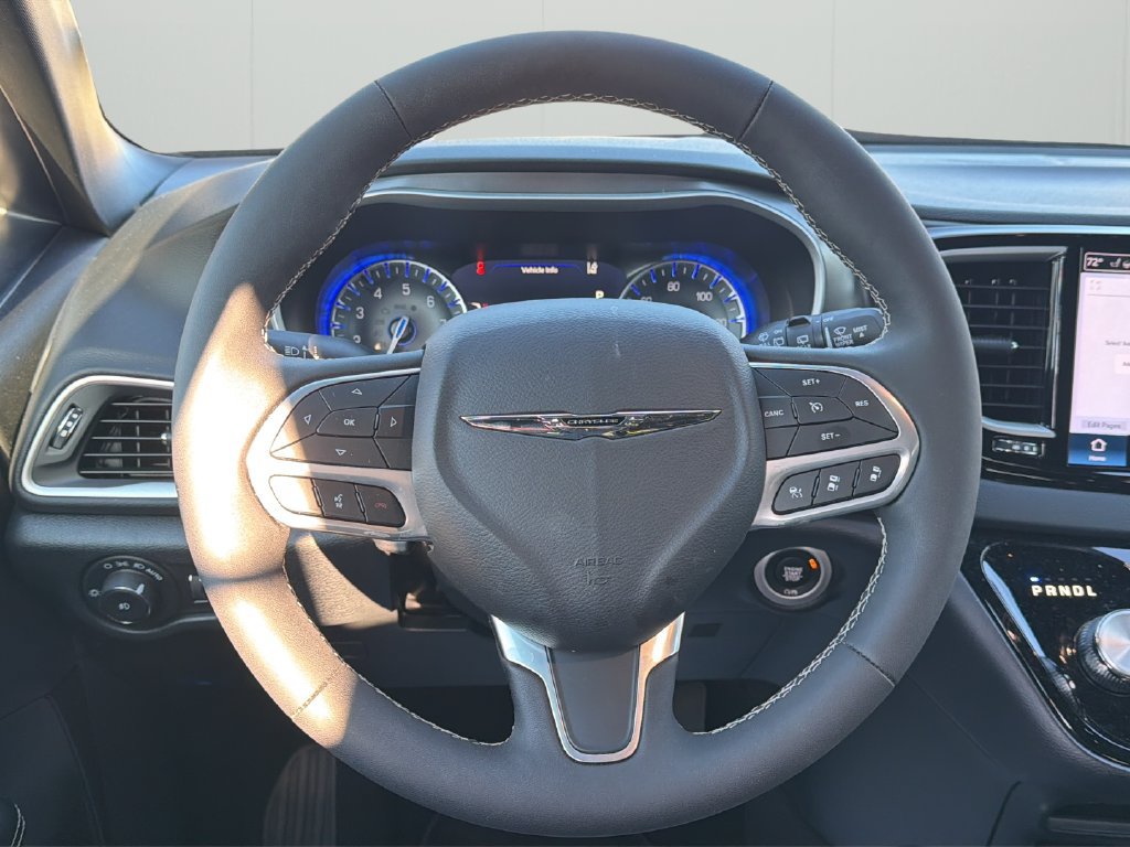 Used 2026 Chrysler Pacifica Select FWD image 11