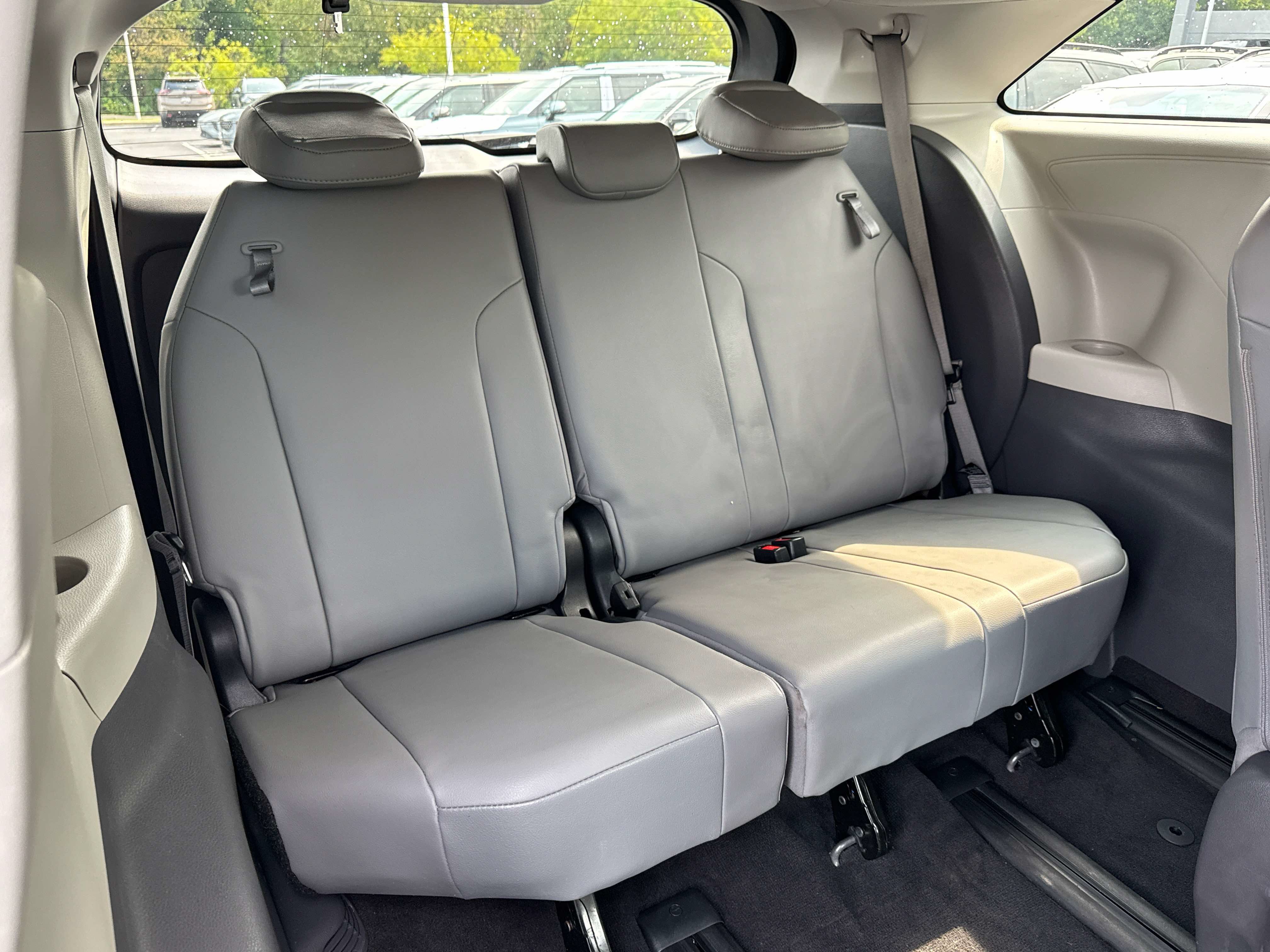 Used 2021 Toyota Sienna XLE FWD image 27