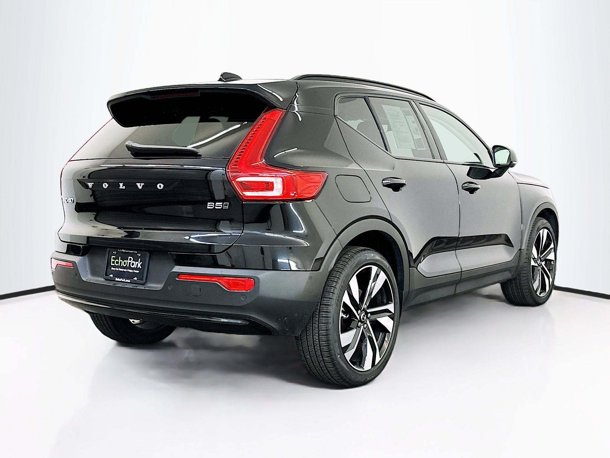 Used 2025 Volvo XC40 B5 Plus image 9