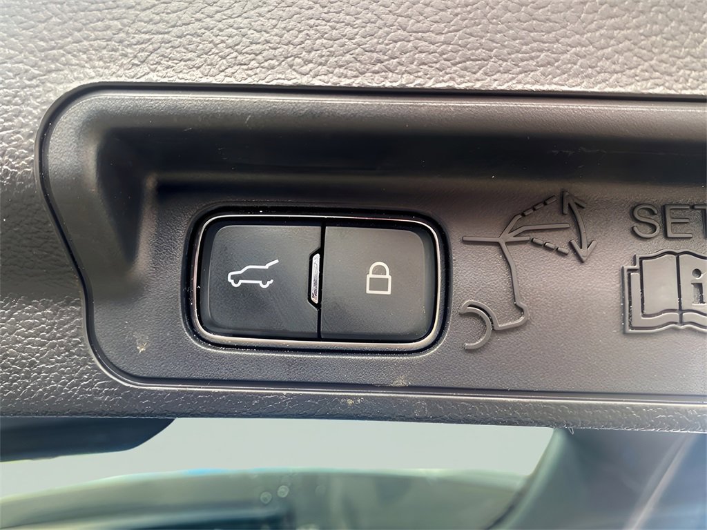 Used 2022 Ford Explorer XLT image 11