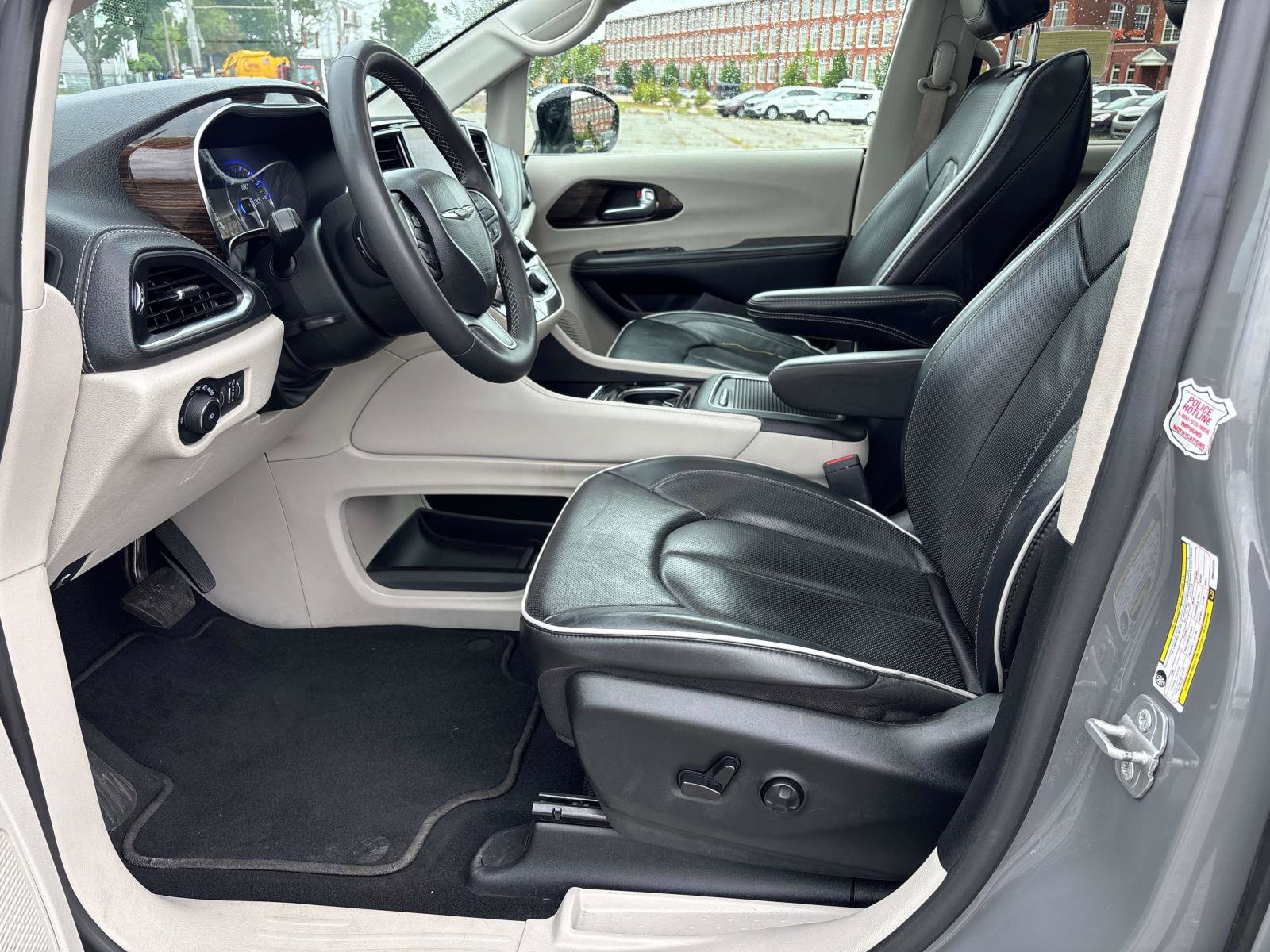 Used 2023 Chrysler Pacifica Limited image 11