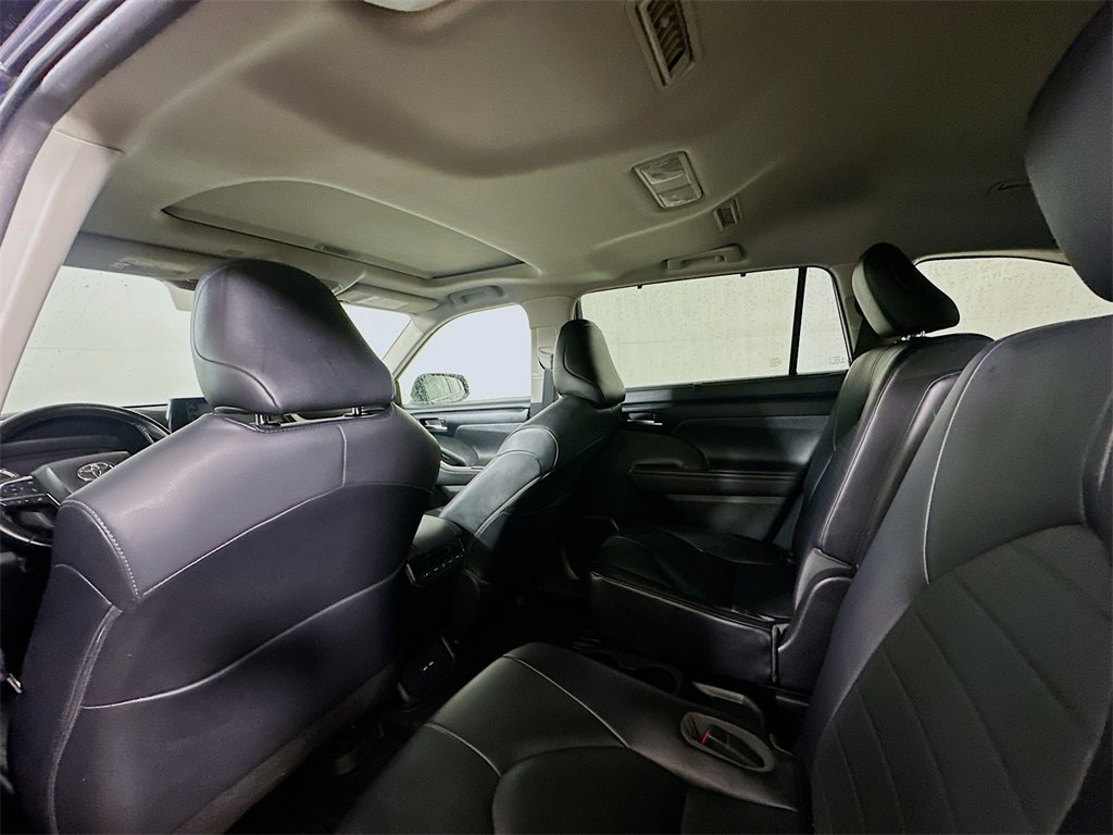 Used 2021 Toyota Highlander XLE image 13