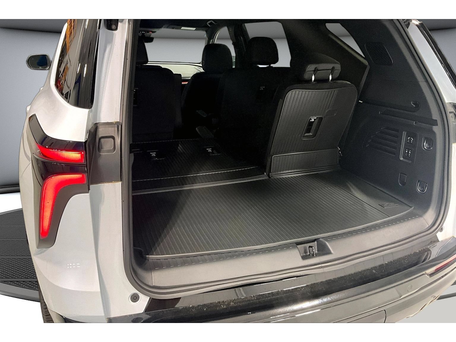 New 2026 Chevrolet Traverse RS w/ LPO, Floor Liner Package FWD image 43