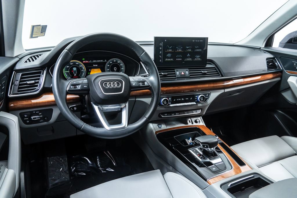 Used 2022 Audi Q5 e Premium w/ Convenience Package image 4