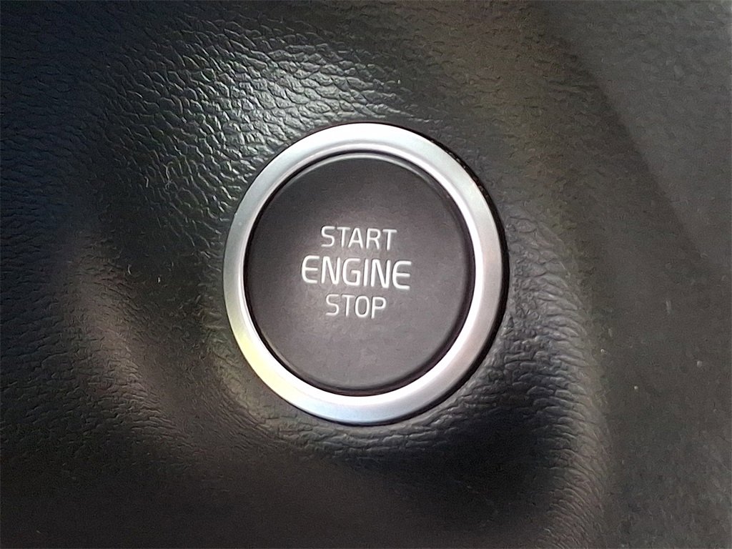 Used 2020 Volvo XC40 T5 R-Design w/ Protection Package Premier image 26