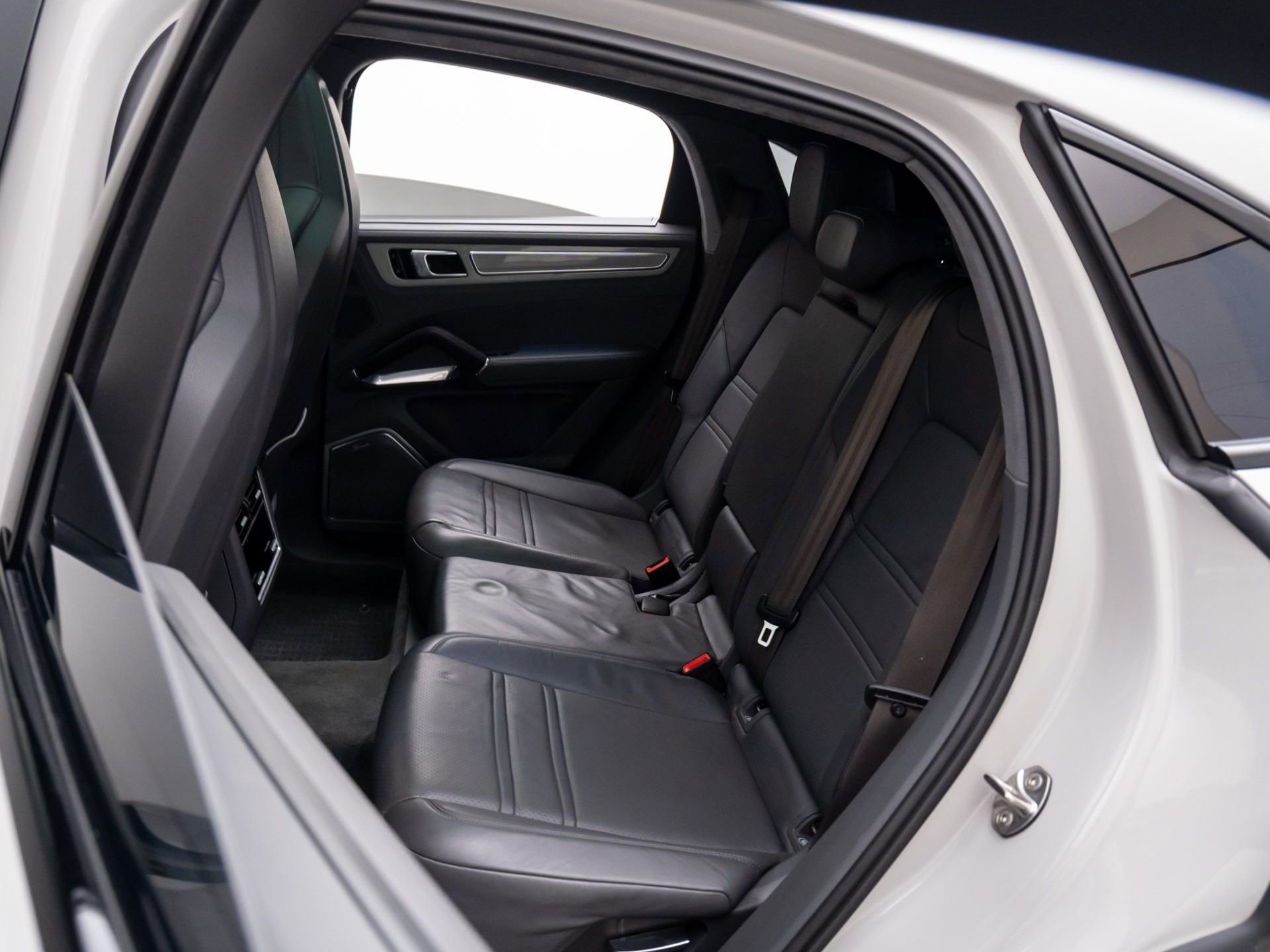 Used 2020 Porsche Cayenne Turbo image 17