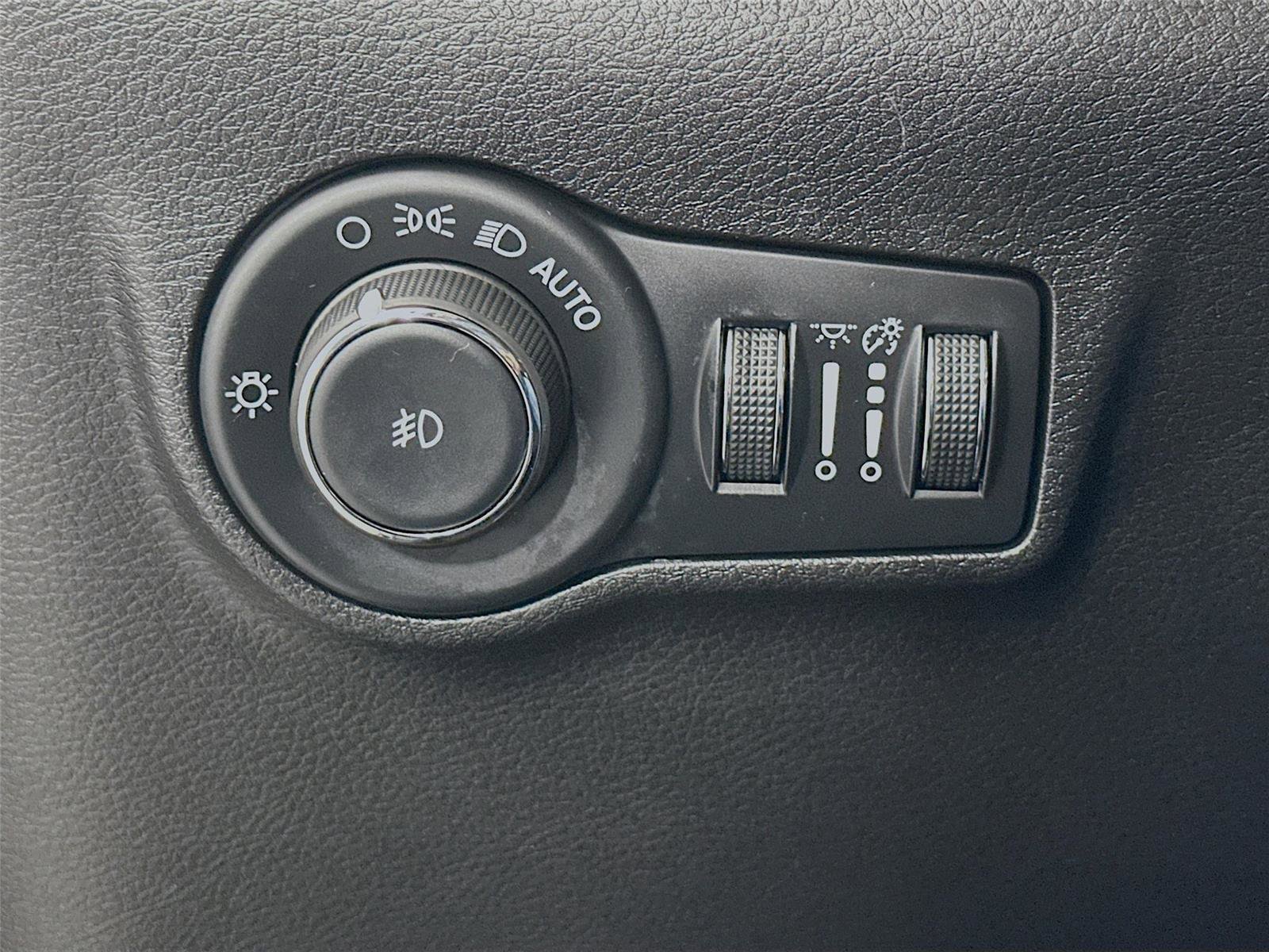 Used 2025 Jeep Compass Trailhawk AWD/4WD image 14