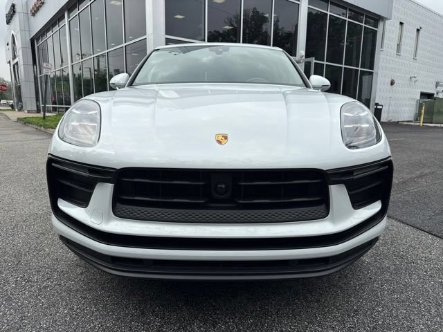 Used 2025 Porsche Macan AWD/4WD image 2