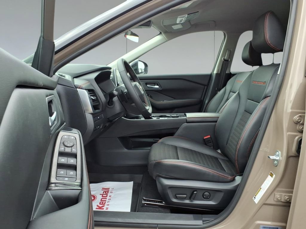 Used 2025 Nissan Rogue SV image 15