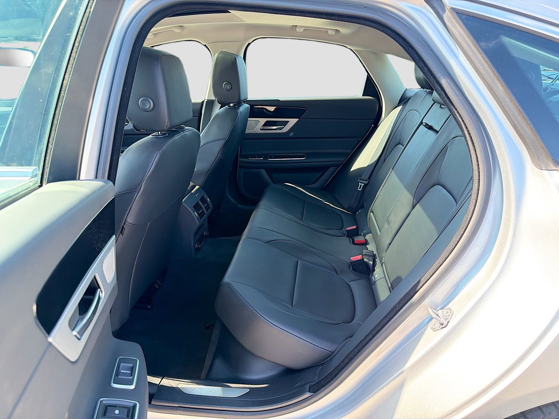 Used 2018 Jaguar XF Premium image 20