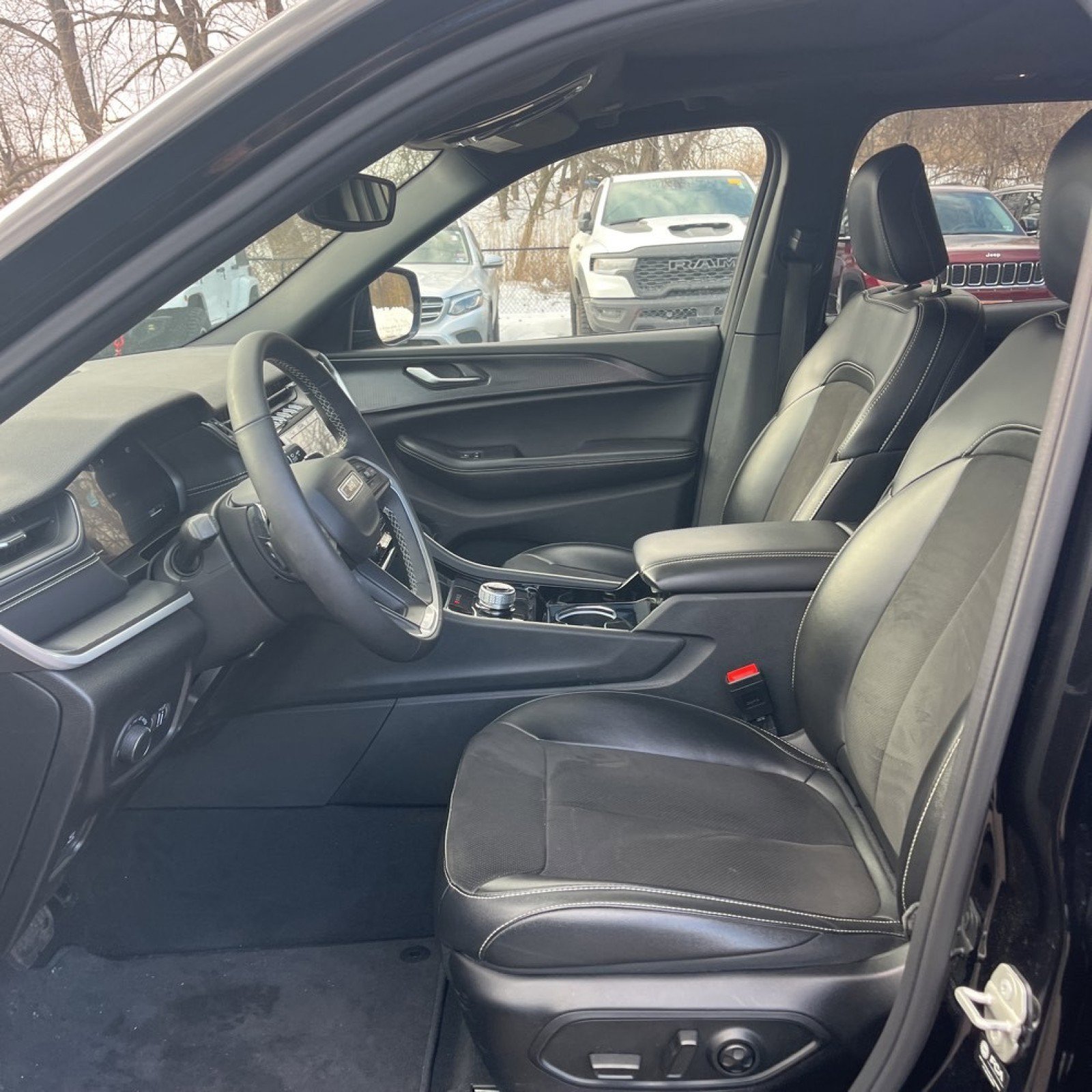 Used 2023 Jeep Grand Cherokee Altitude image 10