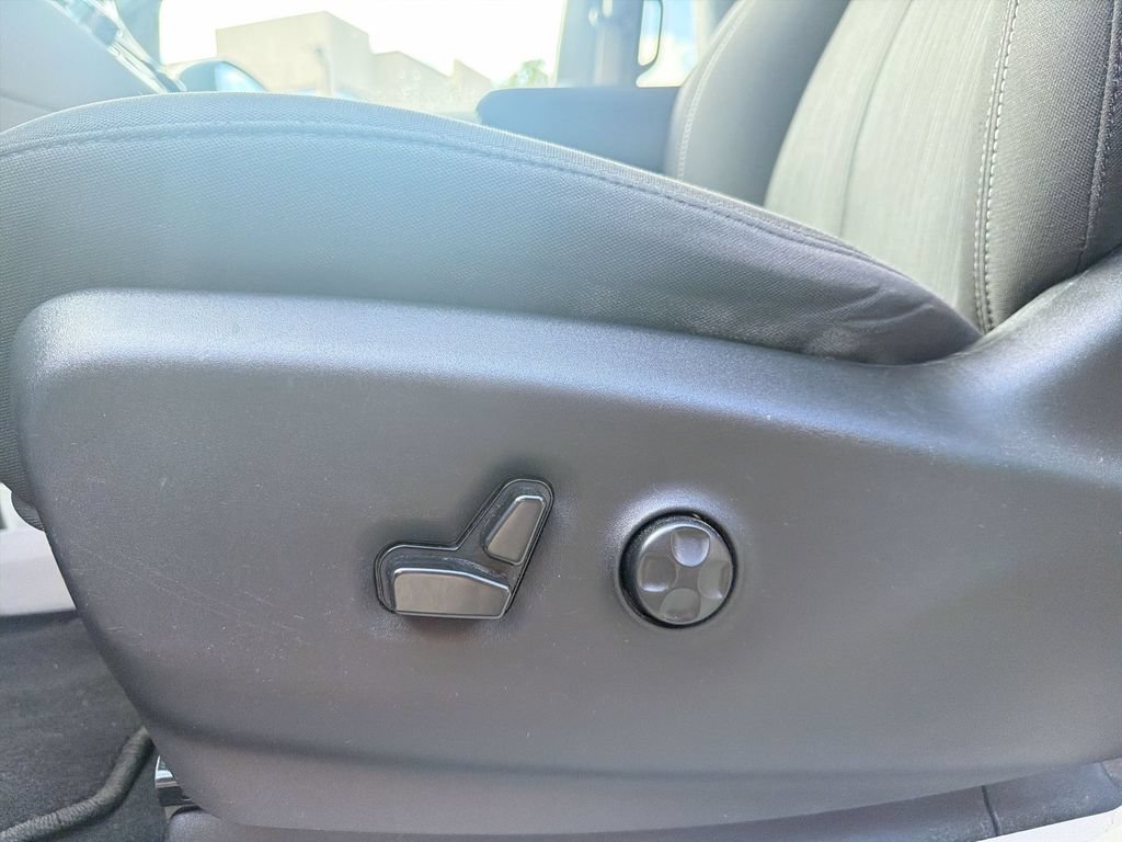 Used 2023 Chrysler Voyager LX FWD image 13