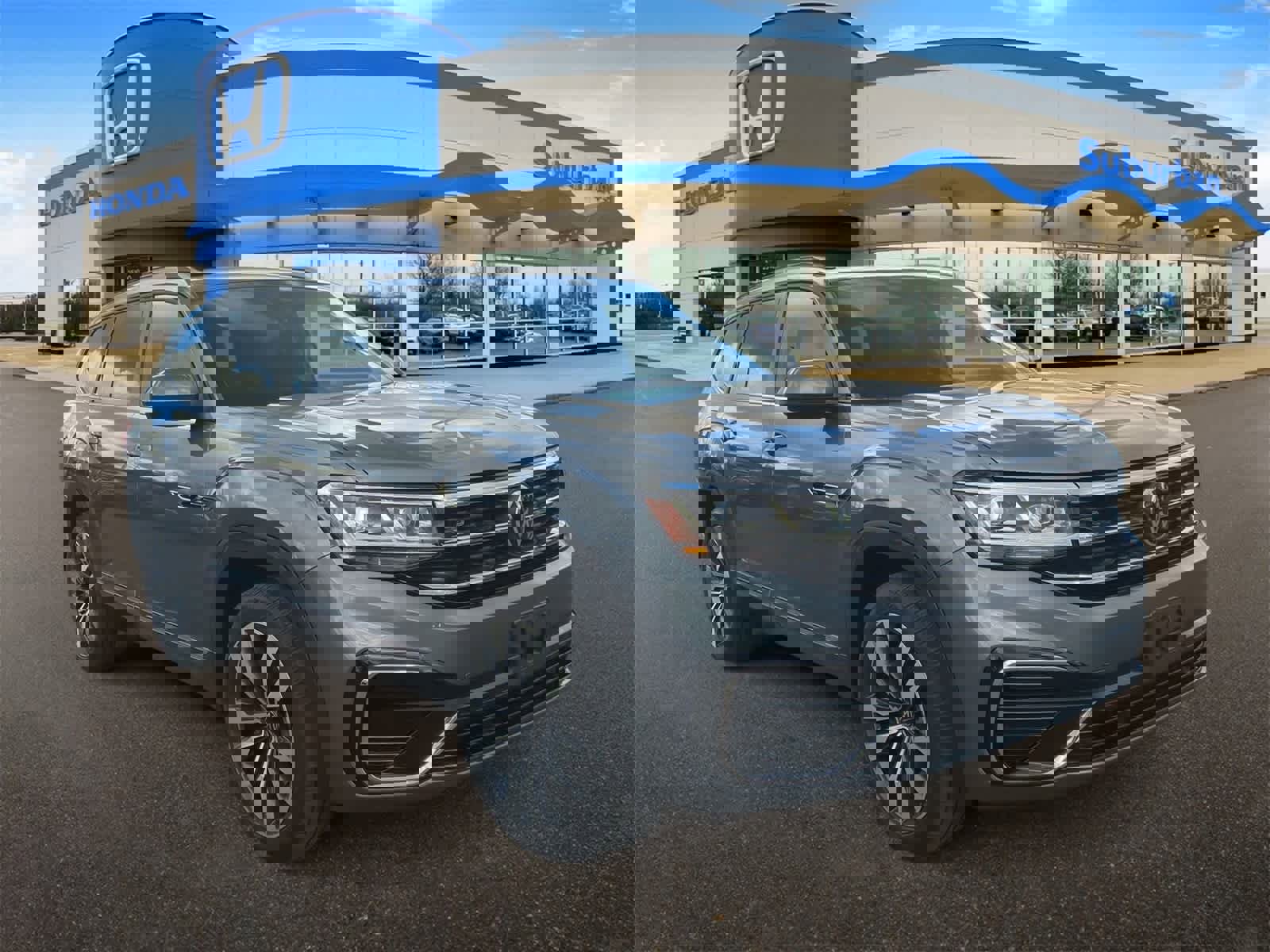 Used 2021 Volkswagen Atlas SEL R-Line image 2