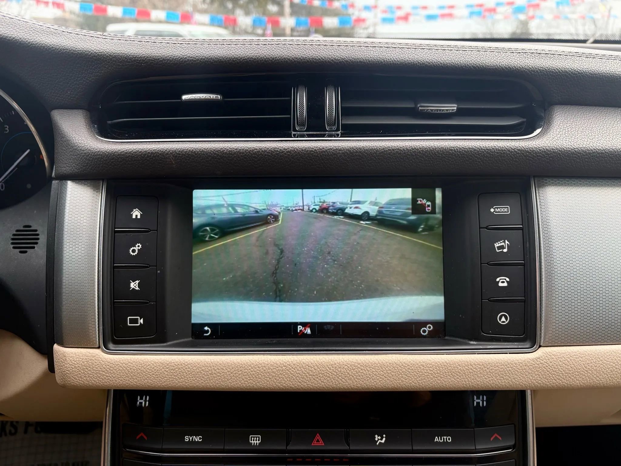 Used 2016 Jaguar XF Premium image 29