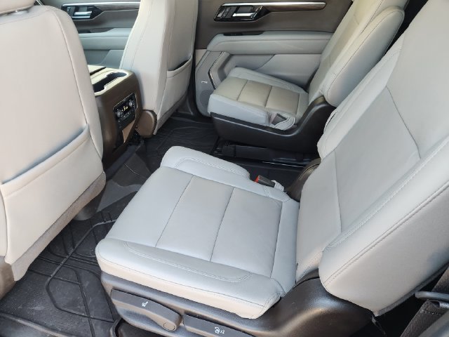 Used 2025 Chevrolet Suburban LT w/ Comfort Package AWD/4WD image 32