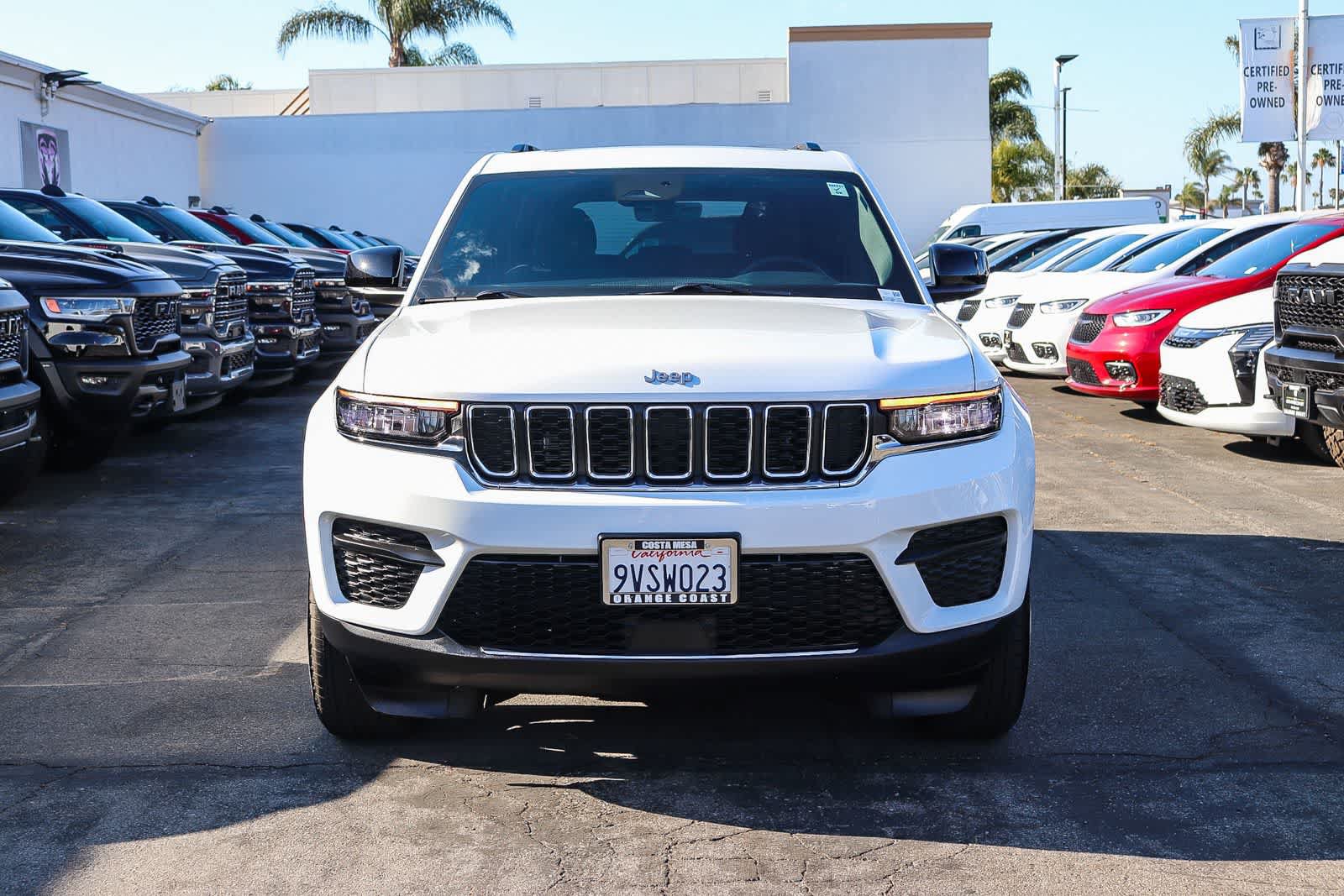 Used 2025 Jeep Grand Cherokee Laredo X RWD image 2